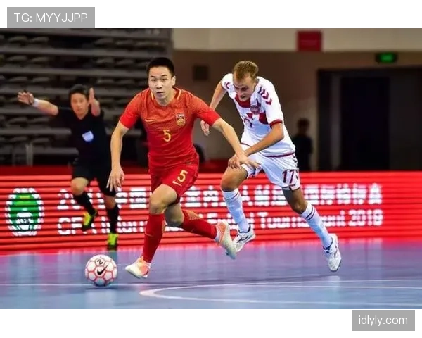 拉人犯规判定规则及裁判执行标准详解