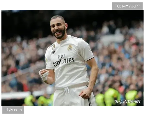 本泽马与莱万：中锋战术定位差异如何影响进攻效率